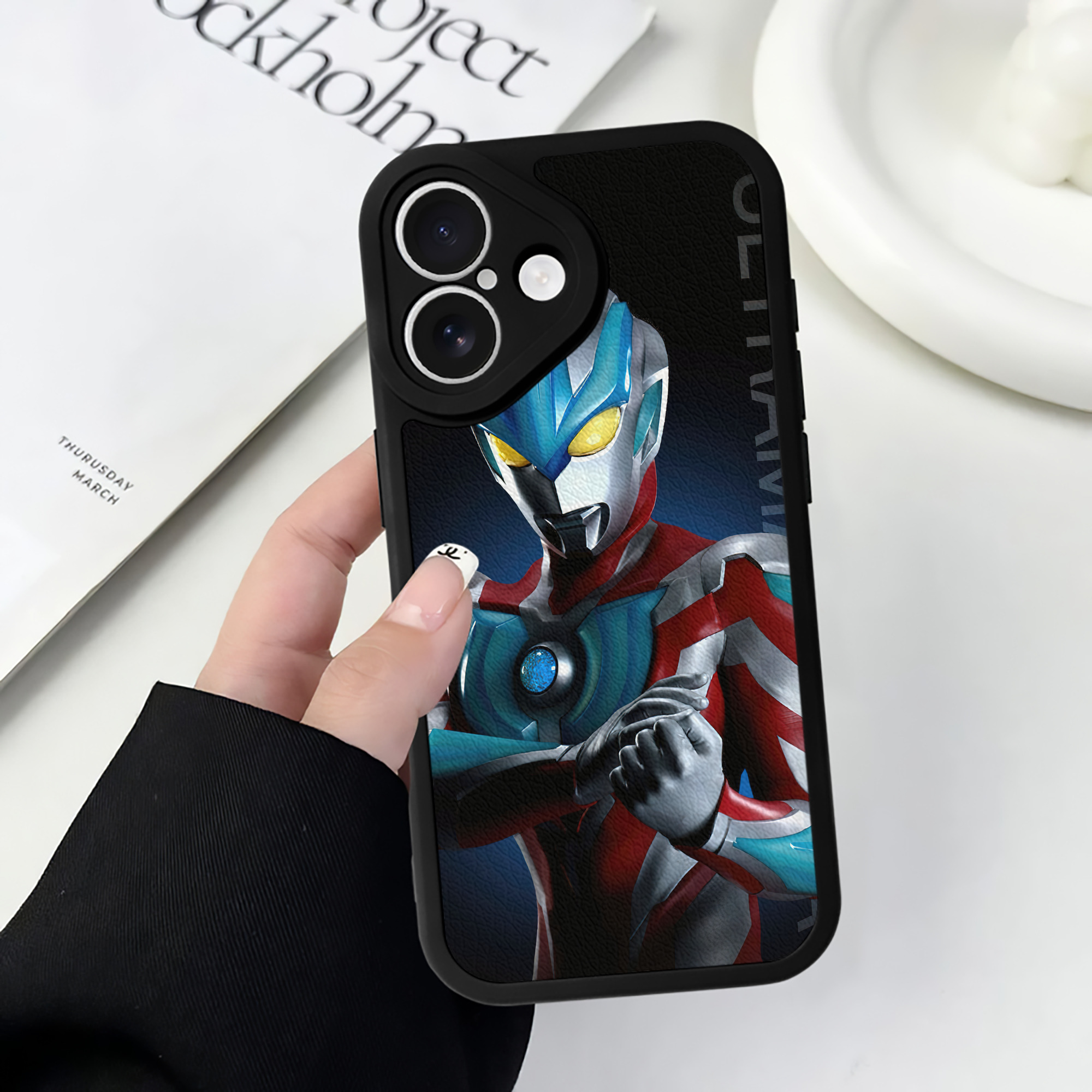 （画像用） ウルトラマン Ultraman 【iPhone 16シリーズ対応】シリコンスマホケース（レザー調） 材質：シリコン